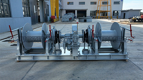 Hydrau combined windlass et mooring